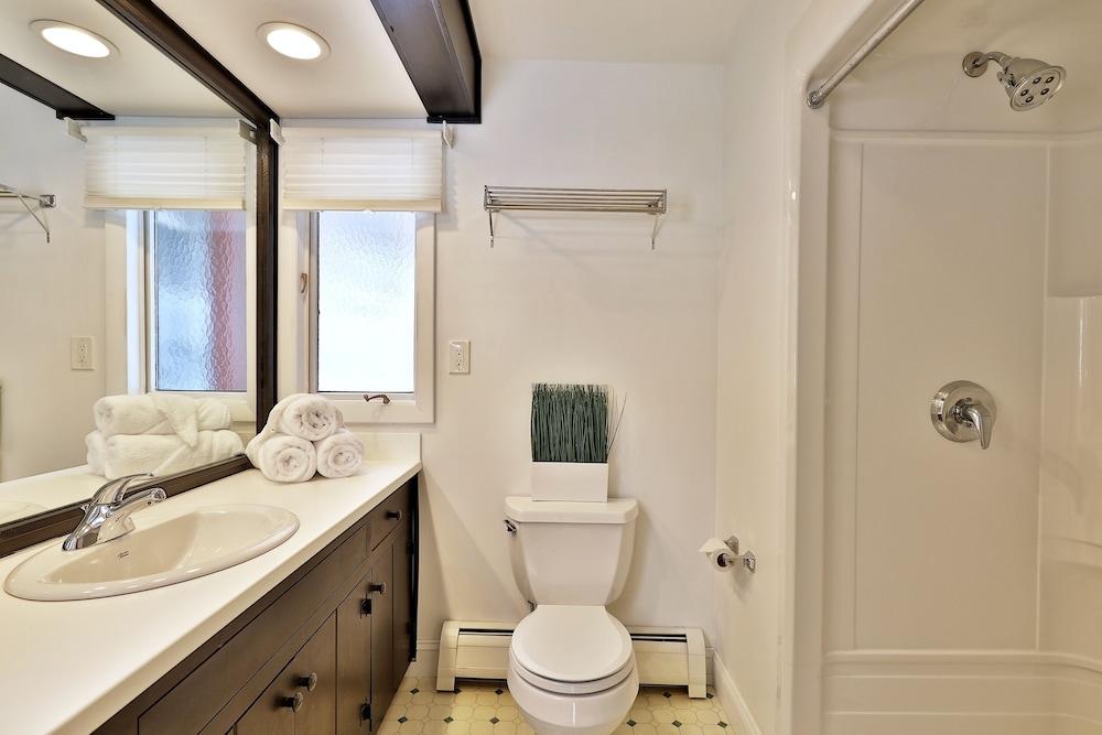 The Birch Ridge: Colonial Maple Room #1 - Queen Suite In Renovated Killington Lodge 1 Bedroom Home photo 13