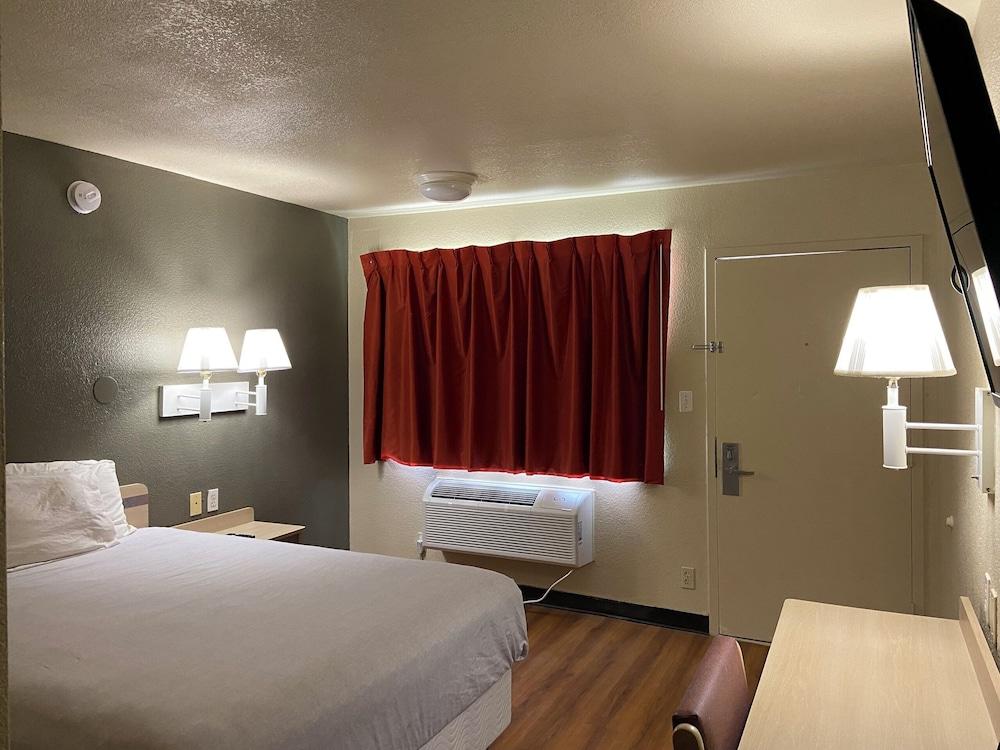 AMERICAN INN photo 4