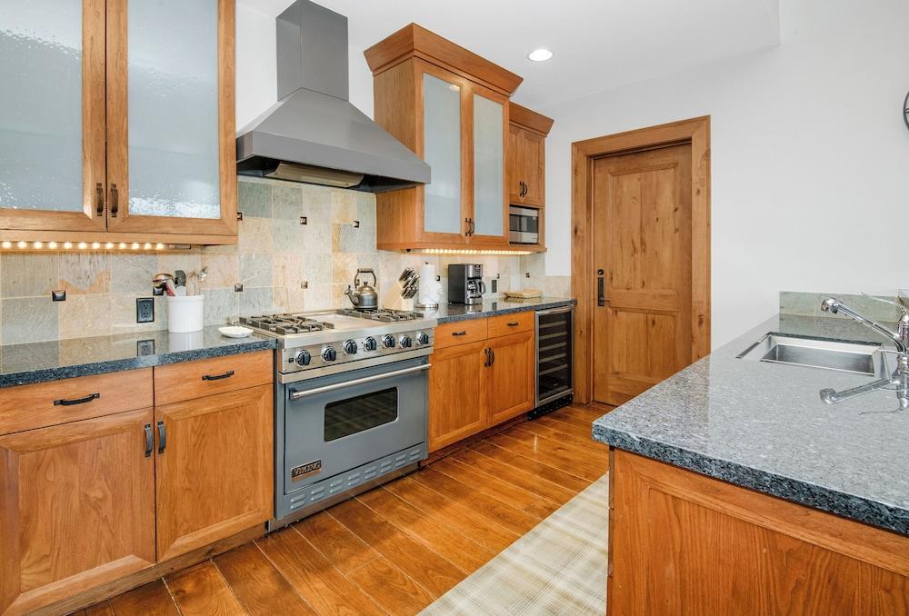 Hummingbird by Elevation Accommodations photo 37