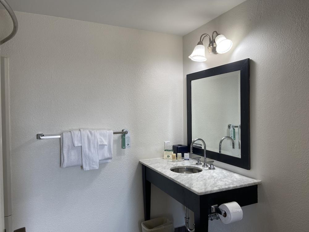 The McLure Hotel and Conference Center photo 9