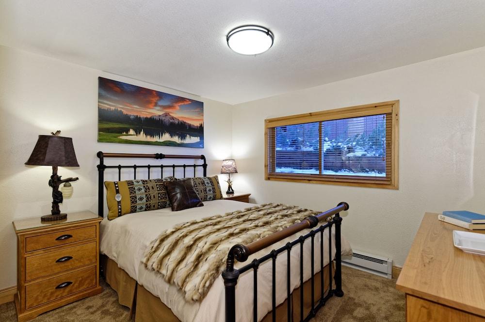 The Crestwood Condominiums photo 9