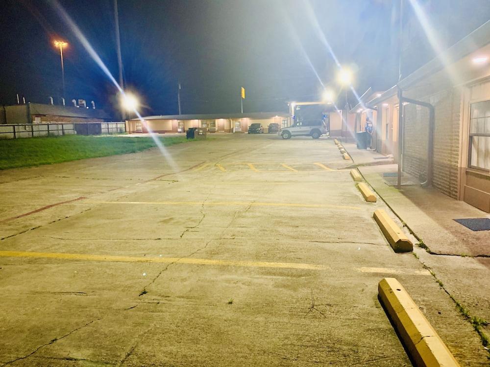 Embassy motel photo 18
