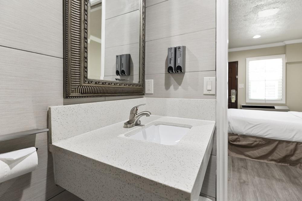 Le Blanc Inn & Suites photo 25