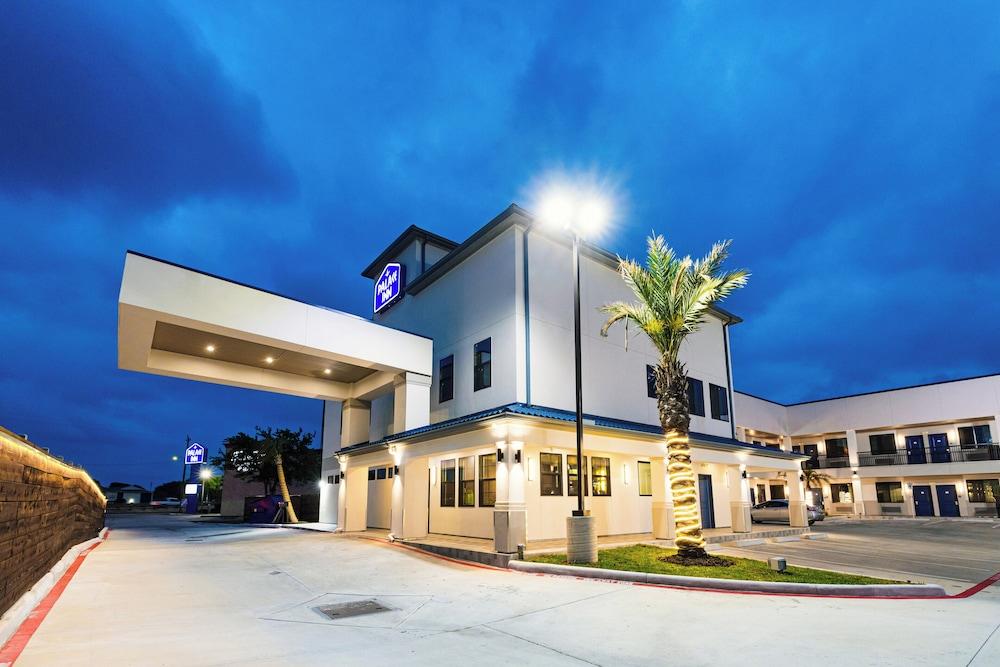 Palace Inn Blue Edgebrook photo 1