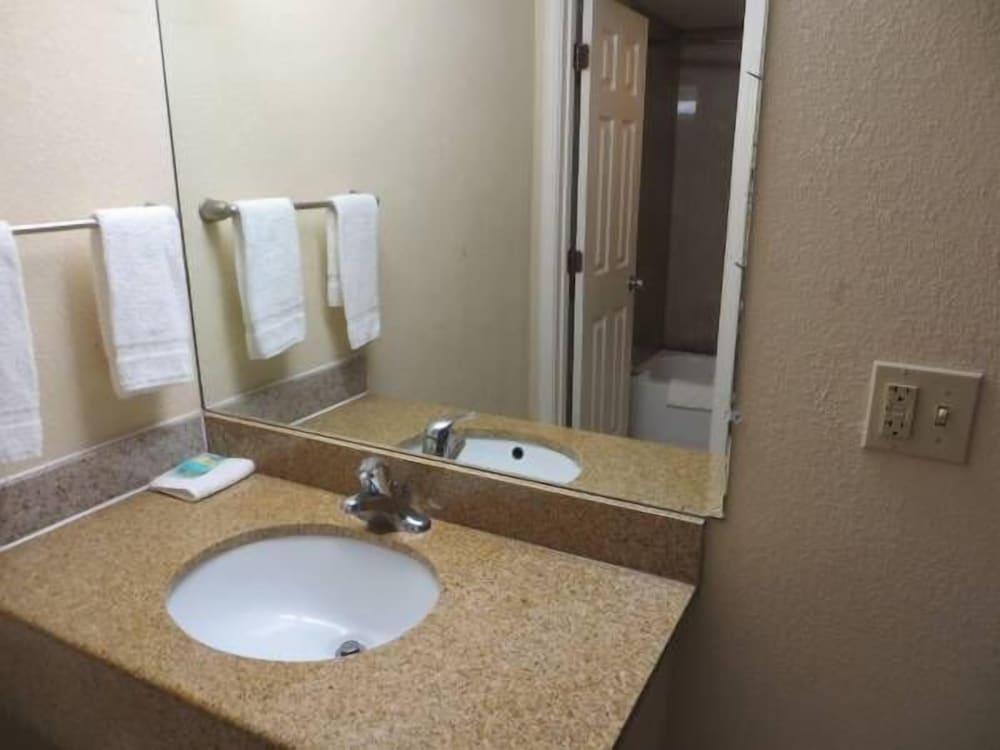 Budget Inn Cocoa photo 28