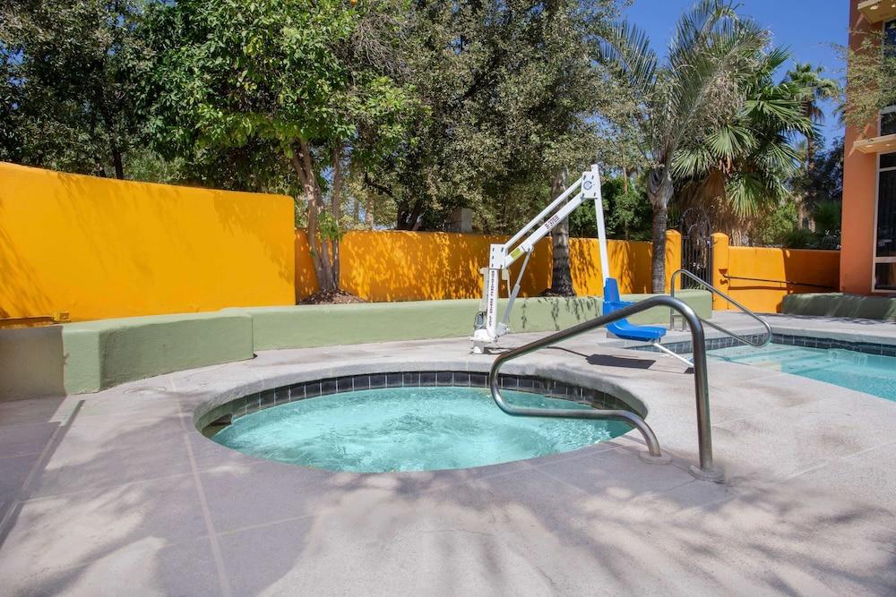Holiday Inn Express & Suites Phoenix Midtown by IHG photo 16