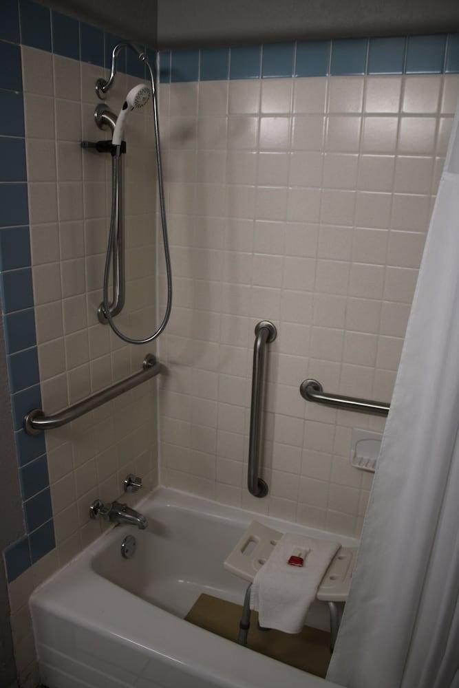 Days Inn by Wyndham Hays photo 36