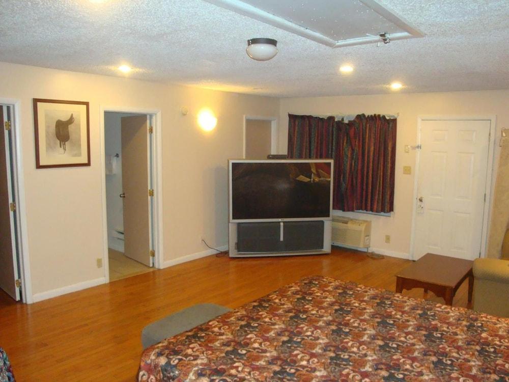 Economy Motel Inn & Suites photo 11