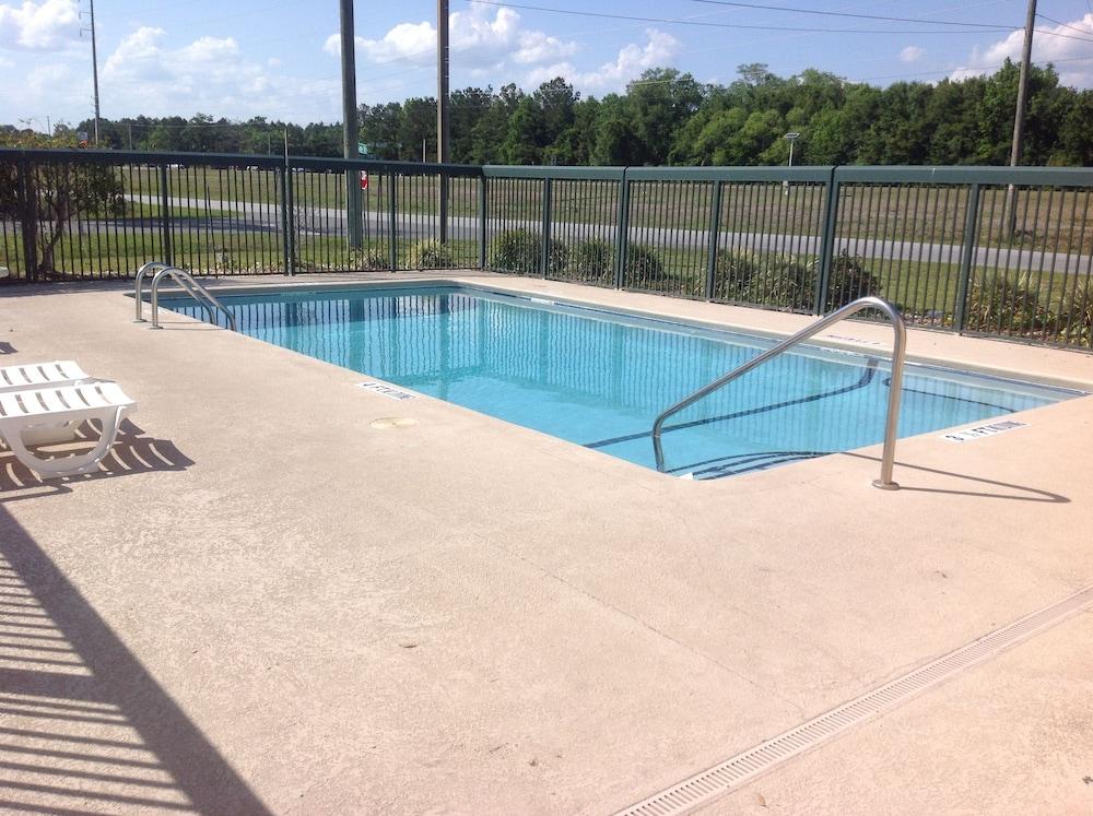 Super 8 by Wyndham Brunswick South/I-95 photo 12