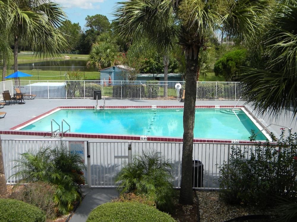 Econo Lodge Daytona Beach - Speedway photo 65