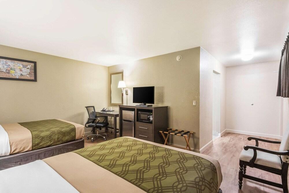 Econolodge Inn & Suites photo 15