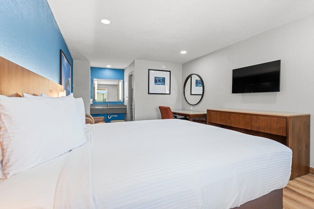 Econo Lodge Inn & Suites Sealy photo 6