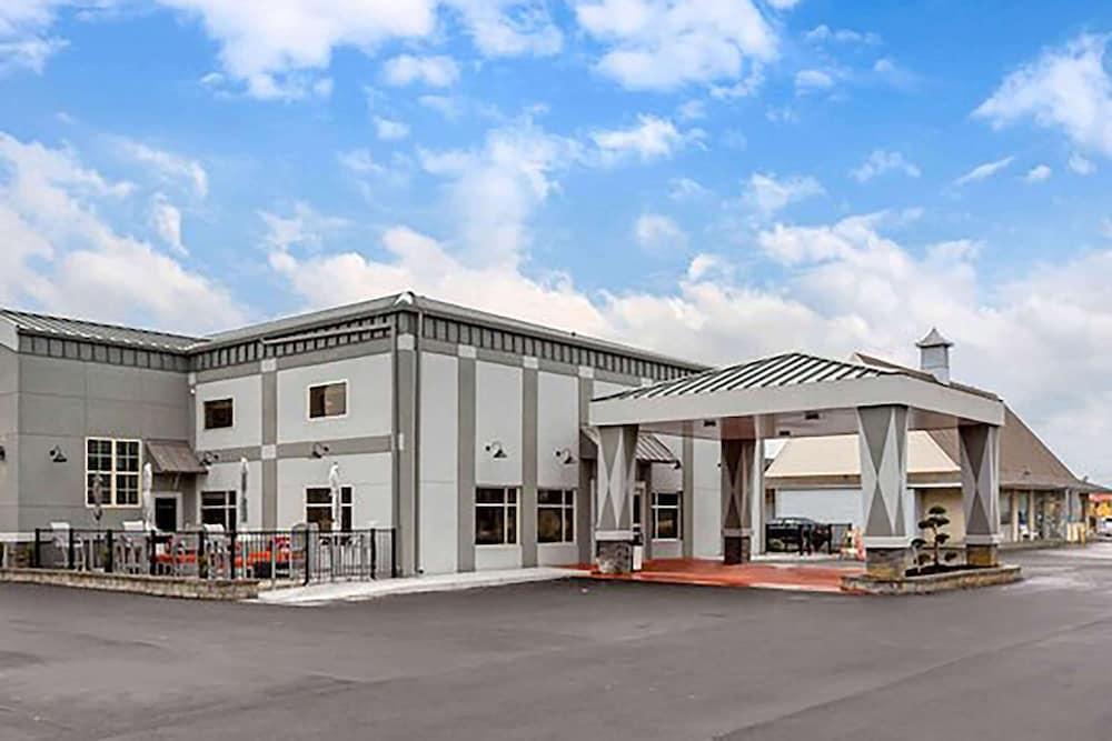 Days Inn & Suites by Wyndham Bowling Green — hotel in Bowling Green