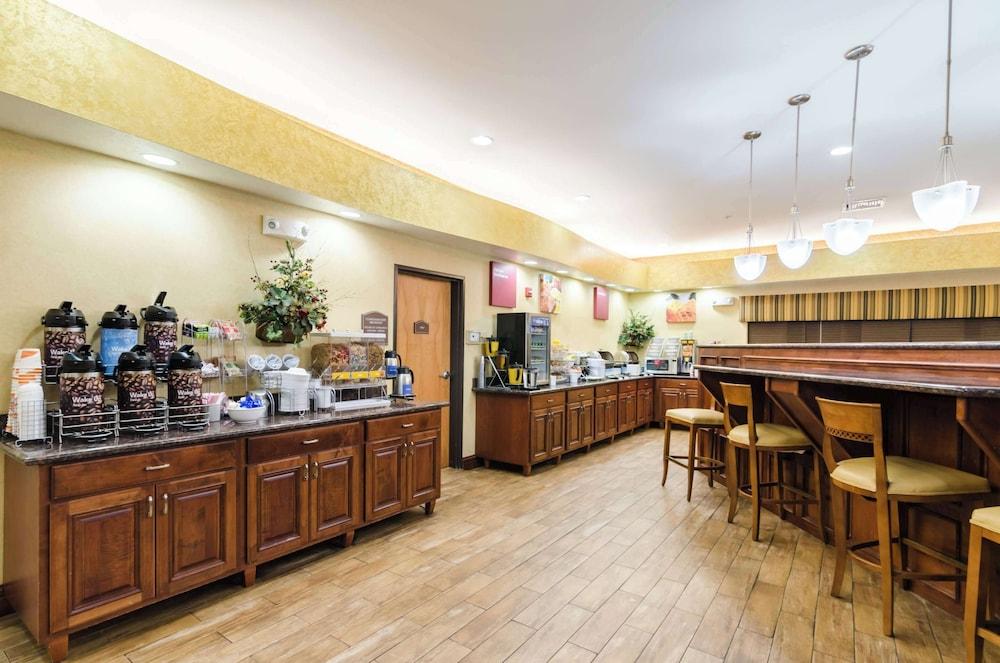 Comfort Suites Salina South photo 84