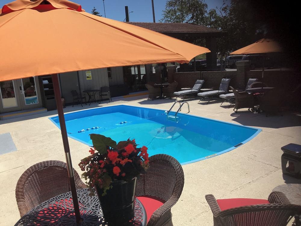 Coachman Inn & Suites photo 68