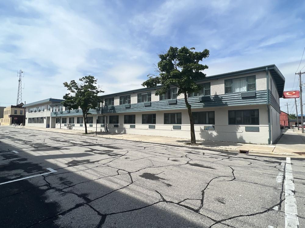 Days Inn by Wyndham Manitowoc photo 20