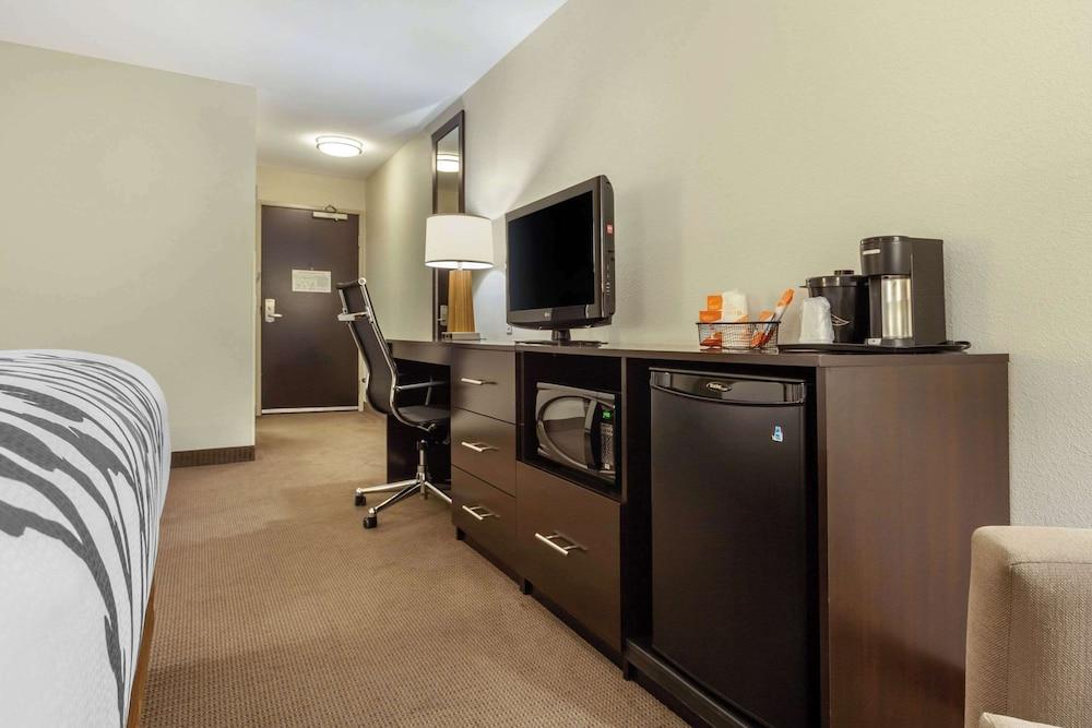 Sleep Inn & Suites Fargo Medical Center photo 33