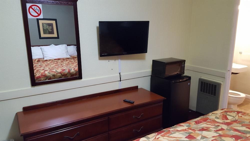 Colonial West Motel photo 4