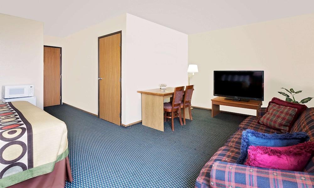 Super 8 by Wyndham Marshall photo 10
