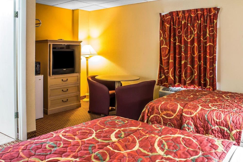 Econo Lodge Inn & Suites Walnut photo 12