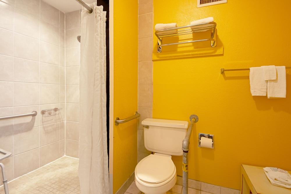 Economy Inn & Suites photo 29
