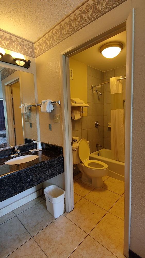Countryside Inn & Suites photo 26