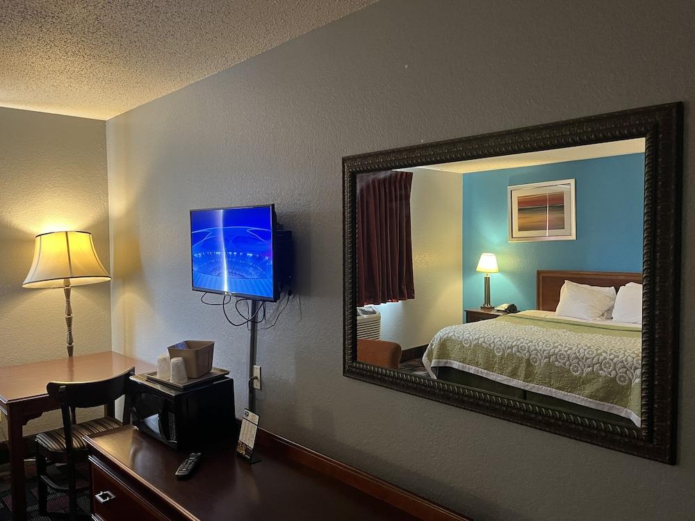 Rodeway Inn Whitehall photo 11