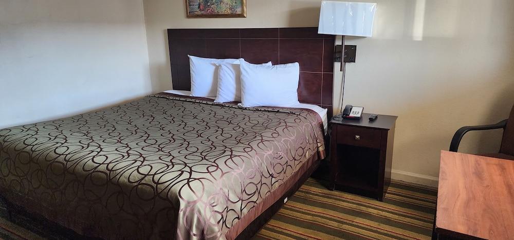 TRAVELER'S MOTEL photo 6