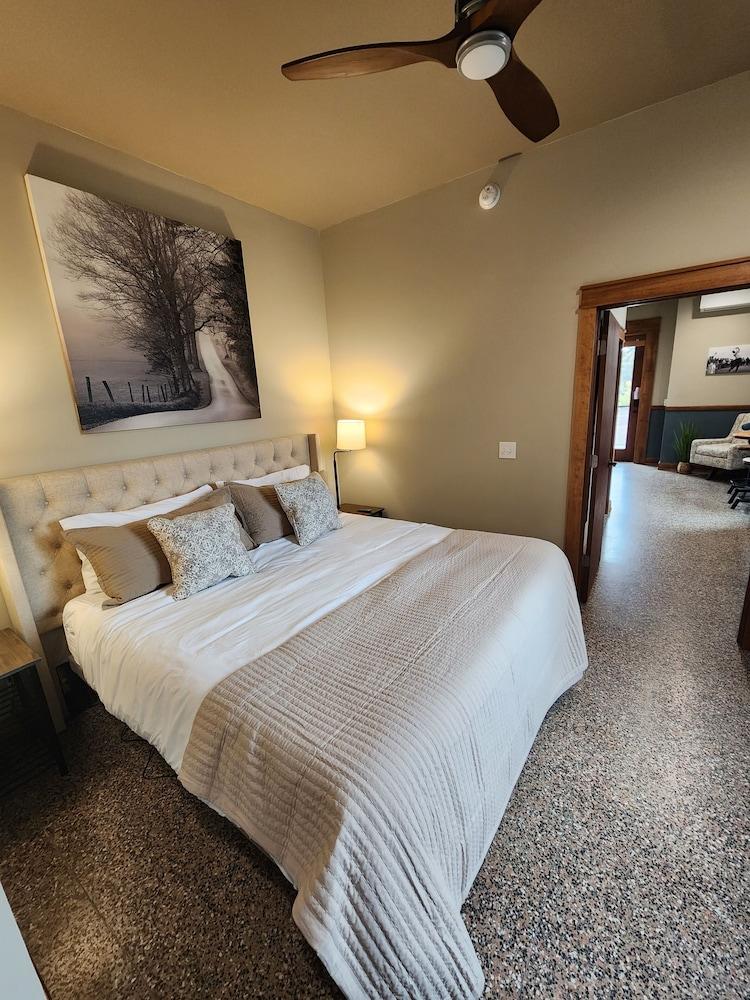 The Lodge Luxury Suites photo 11