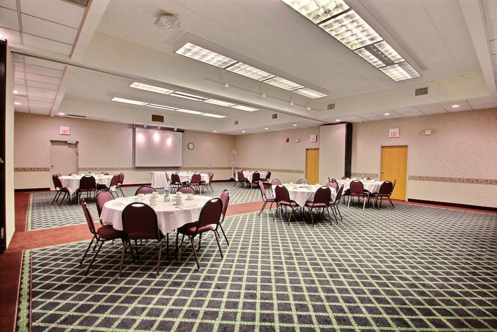 Comfort Inn & Suites Madison - Airport photo 44