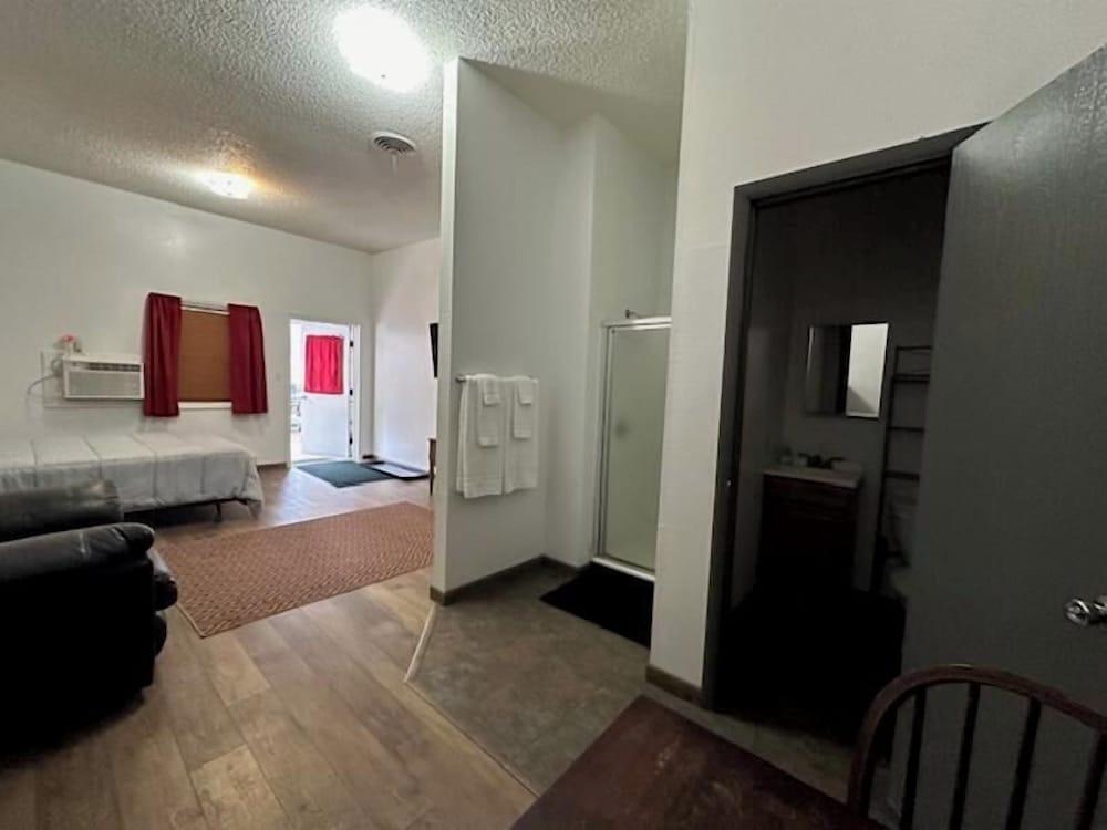 Bobbi's Classic Motel photo 8