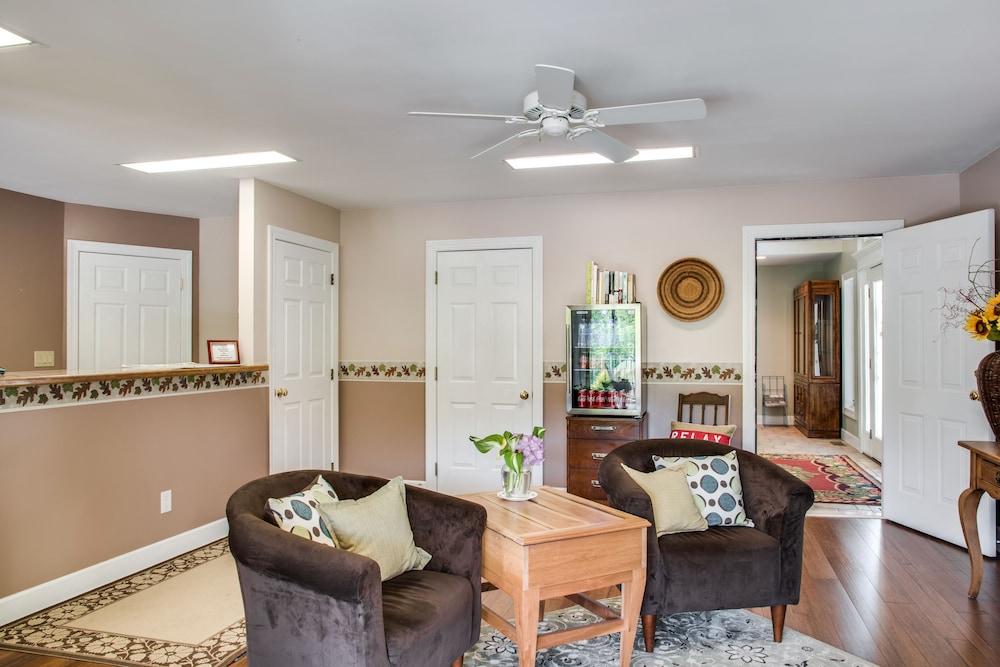 Boxwood Lodge photo 5