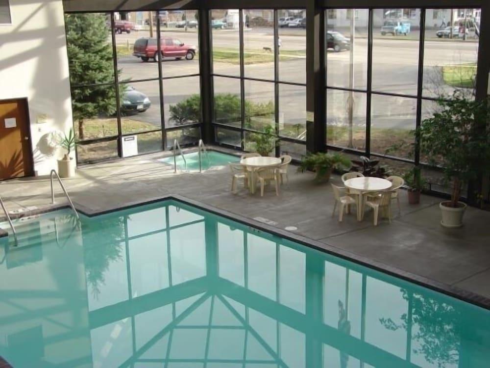 Econo Lodge Waupaca photo 8