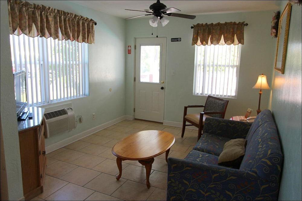 Silver Sands Motel photo 42