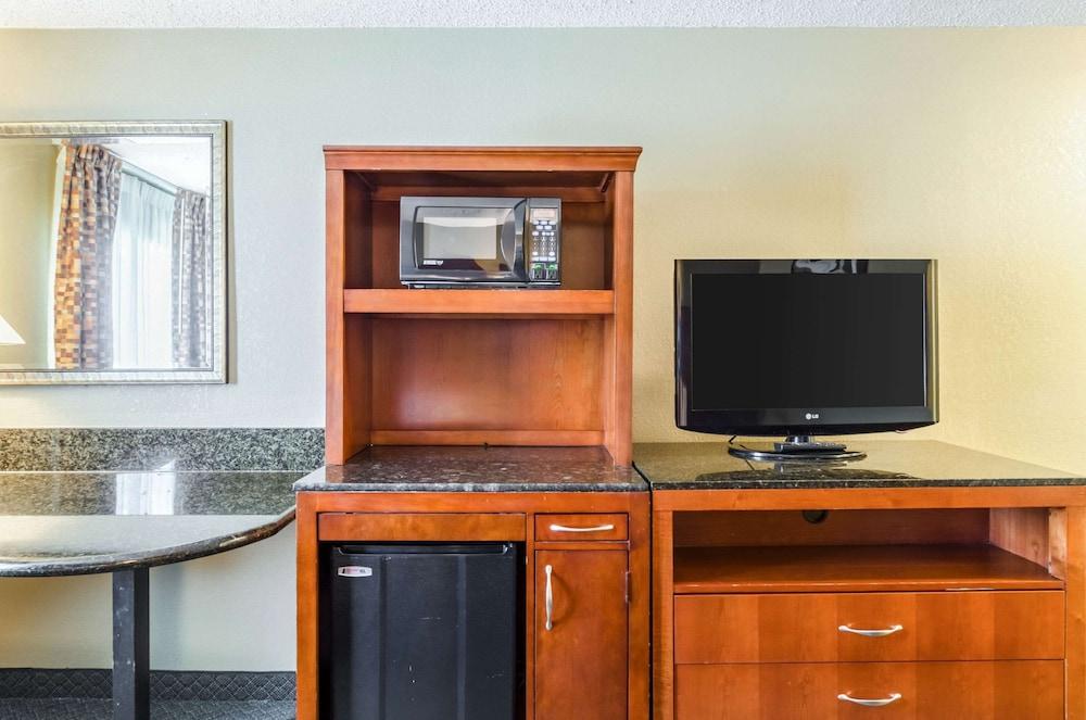 Quality Inn Chicopee - Springfield photo 10
