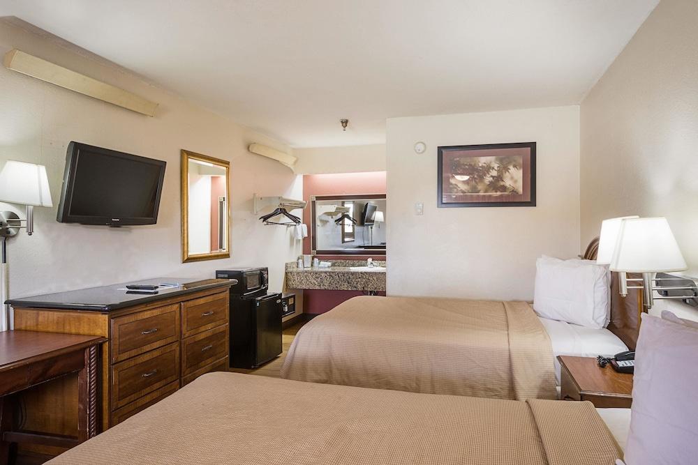 Rodeway Inn Tampa near Busch Gardens - USF photo 19