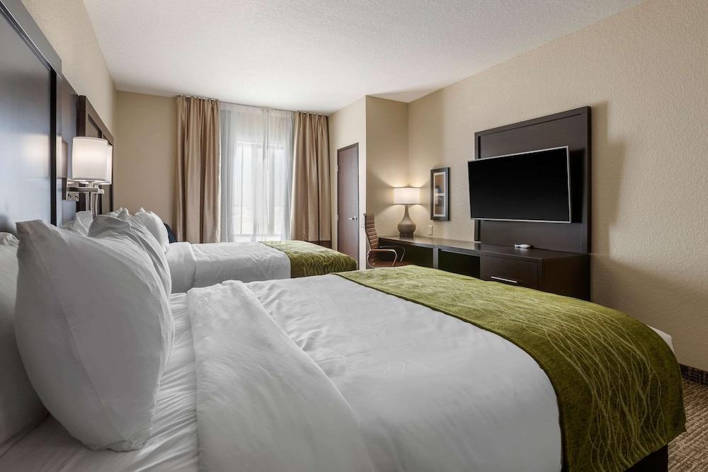 Comfort Inn & Suites Cedar Rapids CID Eastern Iowa Airport photo 22