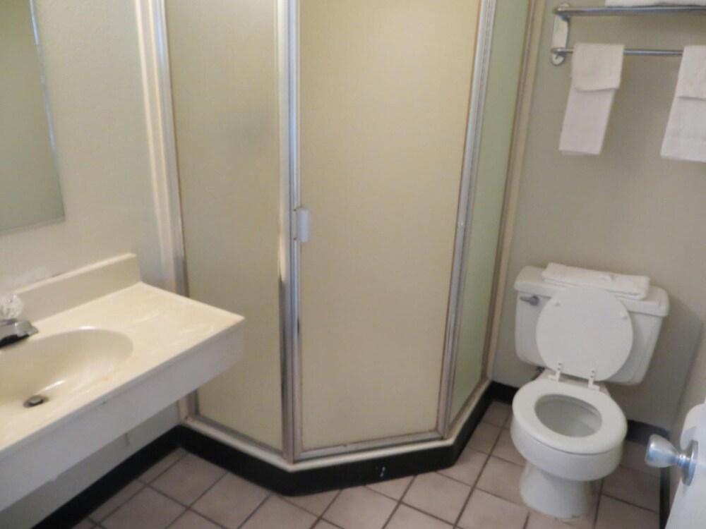 Travelers Inn photo 27