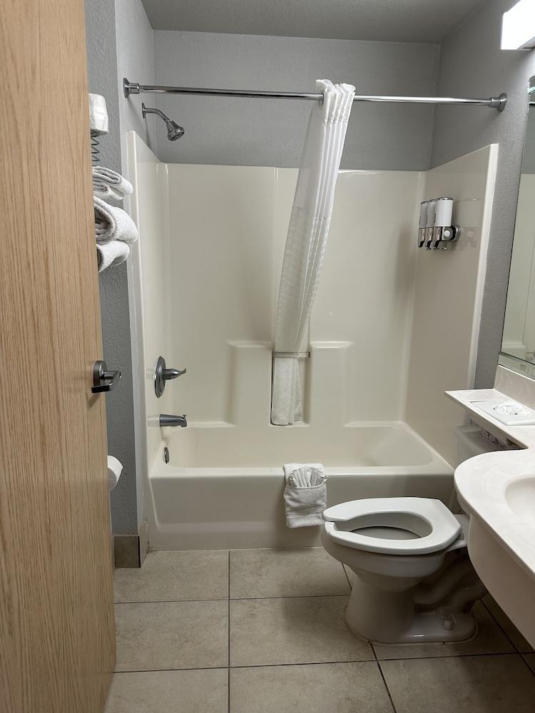 Sugar Creek Inn & Suites photo 2