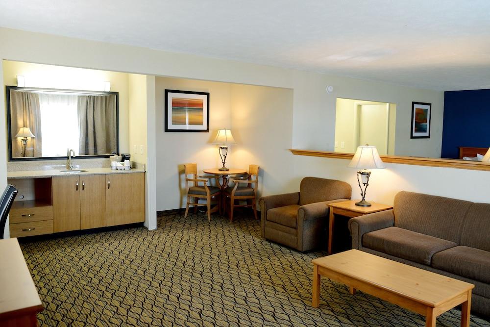 Baymont by Wyndham St. Ignace Lakefront photo 20