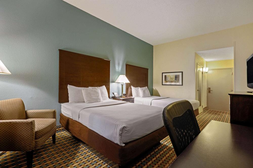 La Quinta Inn by Wyndham Columbia SE / Fort Jackson photo 10