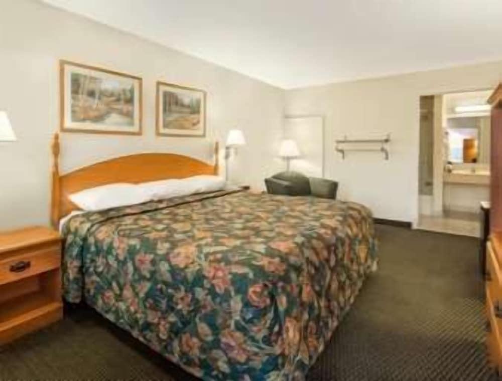 Knights Inn Crawfordsville photo 9