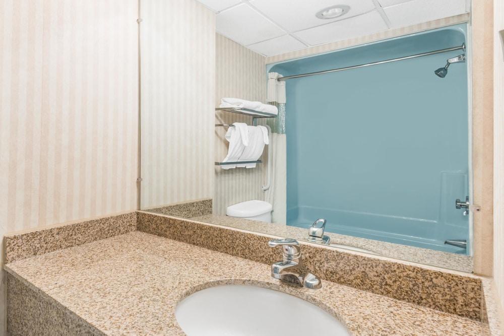 Howard Johnson by Wyndham Gillette photo 20