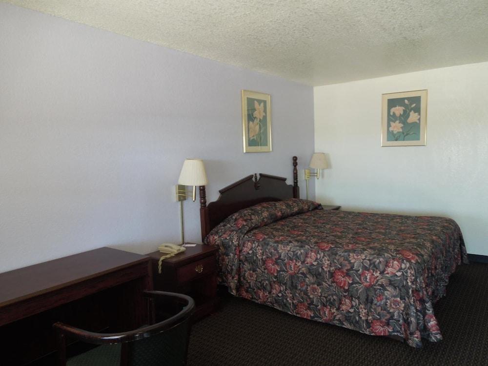 Relax Inn Mineral Wells photo 26