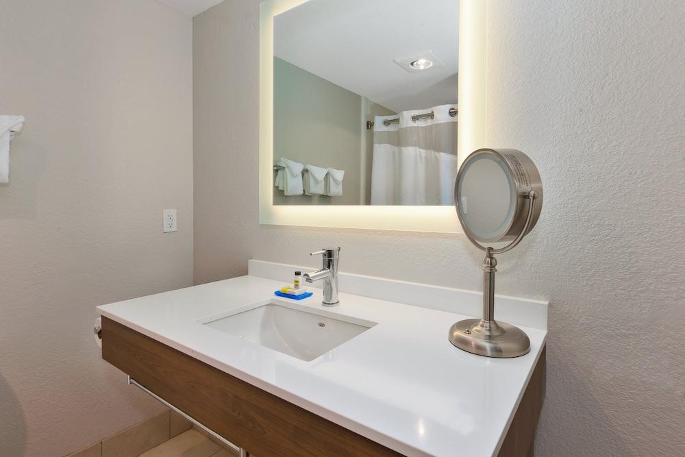 Holiday Inn Express & Suites Petoskey by IHG photo 18