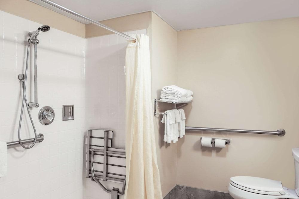 Econo Lodge Darien Lakes photo 35