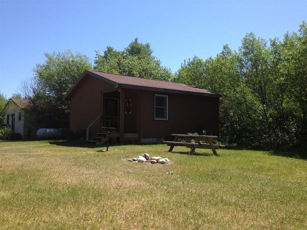 Hilltop Cabins and Motel — hotel in Grand Marais