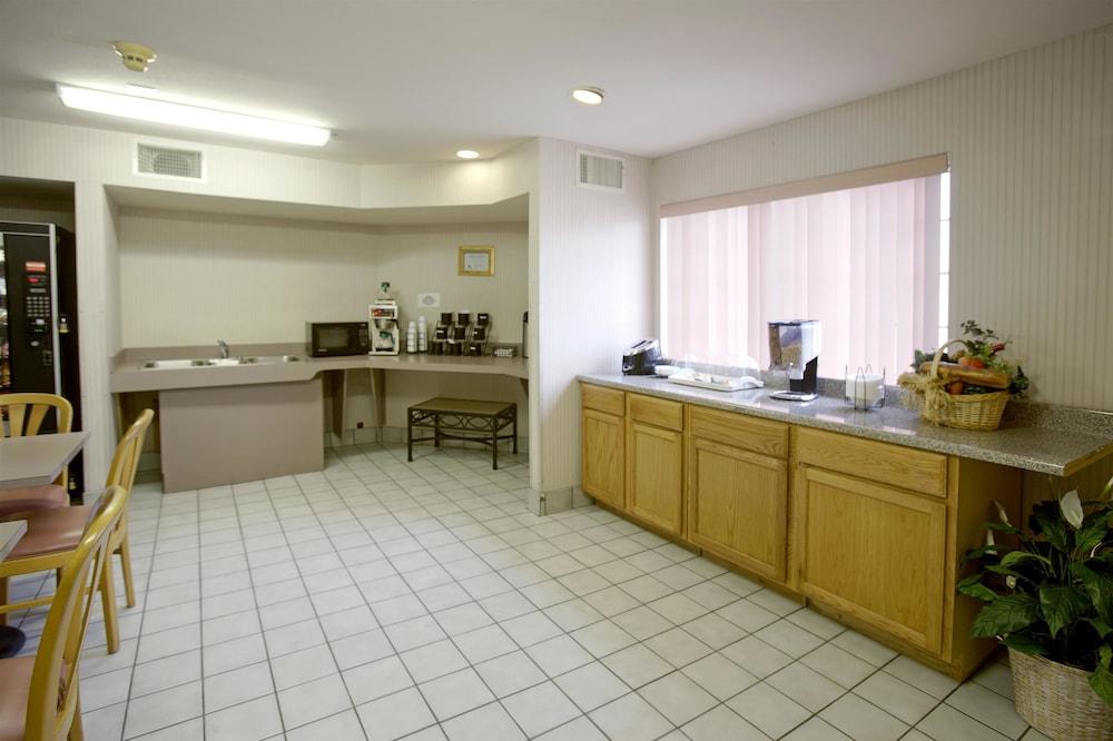 Americas Best Value Inn Addison Dallas photo 3