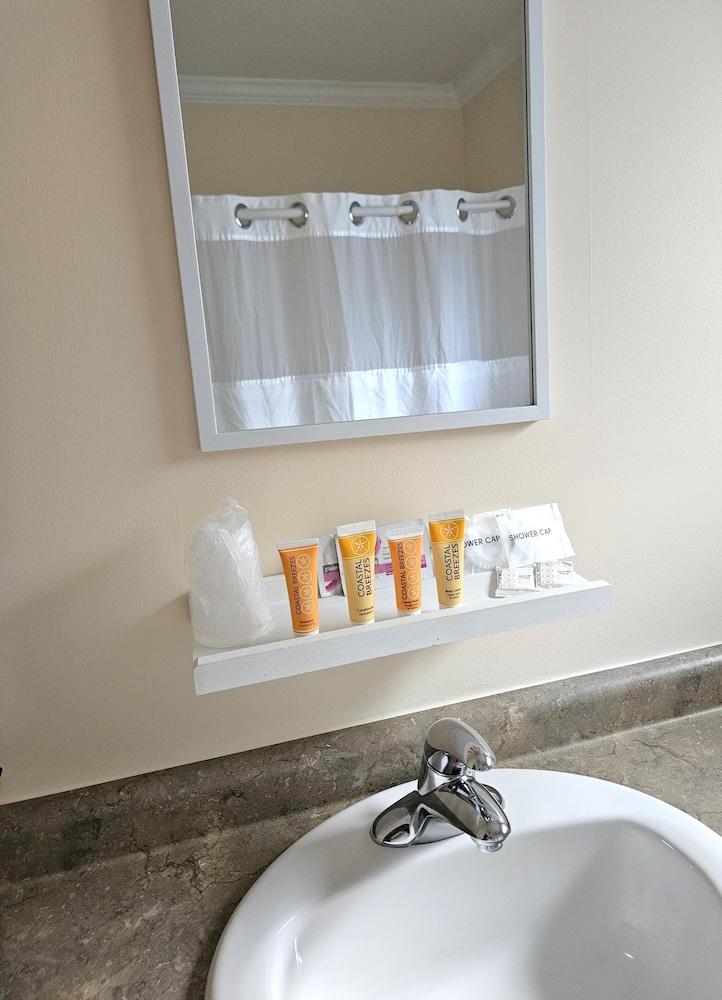 Capt.'s Inn & Suites photo 12
