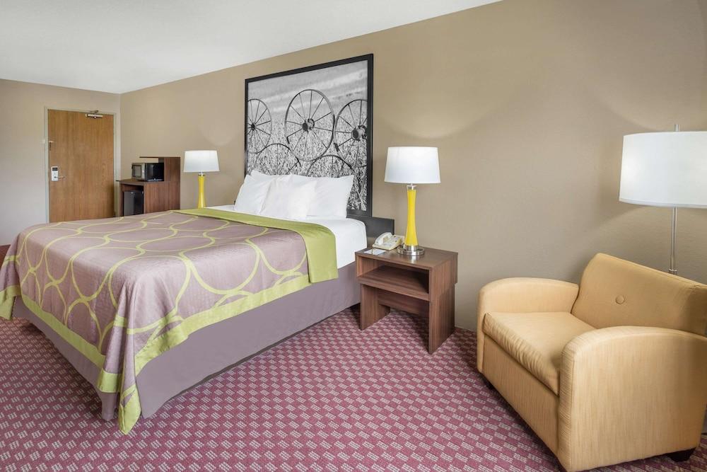 Super 8 by Wyndham Hebron Lowell Area photo 11